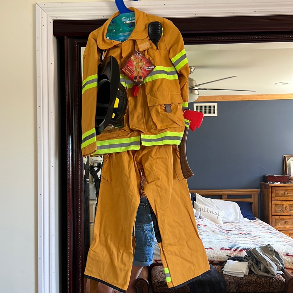 Children’s Halloween costume firefighter. size 7-8. Never worn,perfect condition